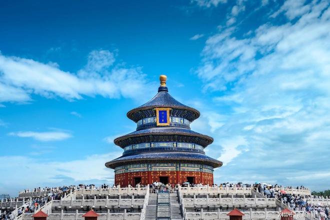 玩 三位宝藏导游解锁不一样的文化之旅！澳门新葡京app带家人去北京旅游怎么(图4)