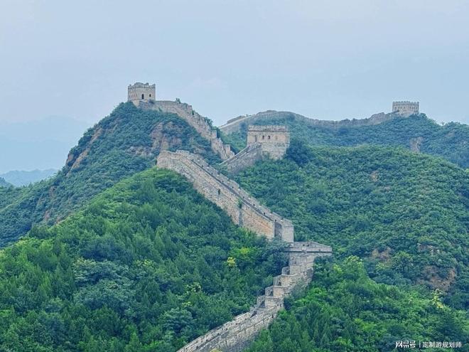 玩 三位宝藏导游解锁不一样的文化之旅！澳门新葡京app带家人去北京旅游怎么(图2)