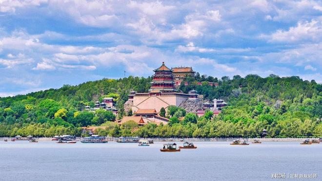玩 三位宝藏导游解锁不一样的文化之旅！澳门新葡京app带家人去北京旅游怎么(图3)