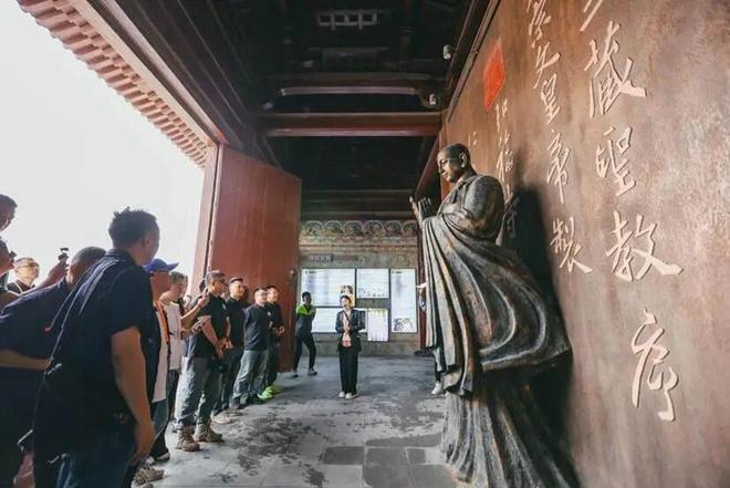 之王” 福特探险者勇闯塔克拉玛干澳门新葡京app全场景穿越“公路(图5)
